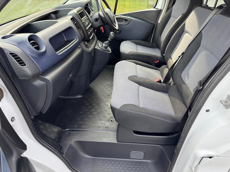 VAUXHALL VIVARO